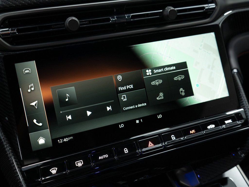 Used 2025 Aston Martin Vanquish RWD image 32