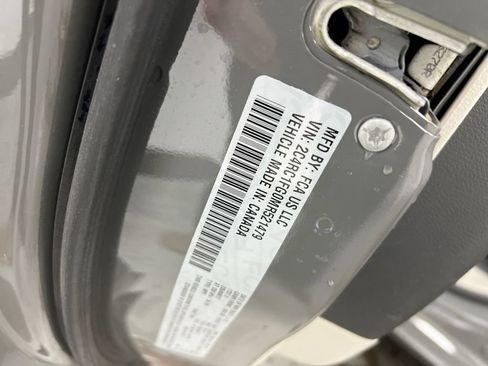 Used 2021 Chrysler Pacifica Touring w/ Uconnect Theater Family Group FWD image 28