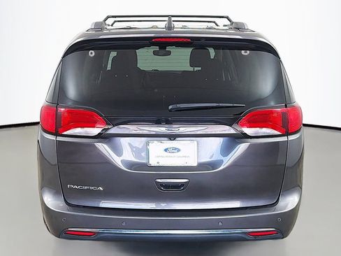 Used 2019 Chrysler Pacifica Touring-L FWD image 13