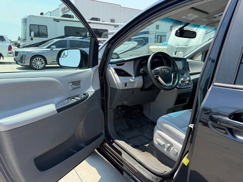 Used 2017 Toyota Sienna LE FWD image 14