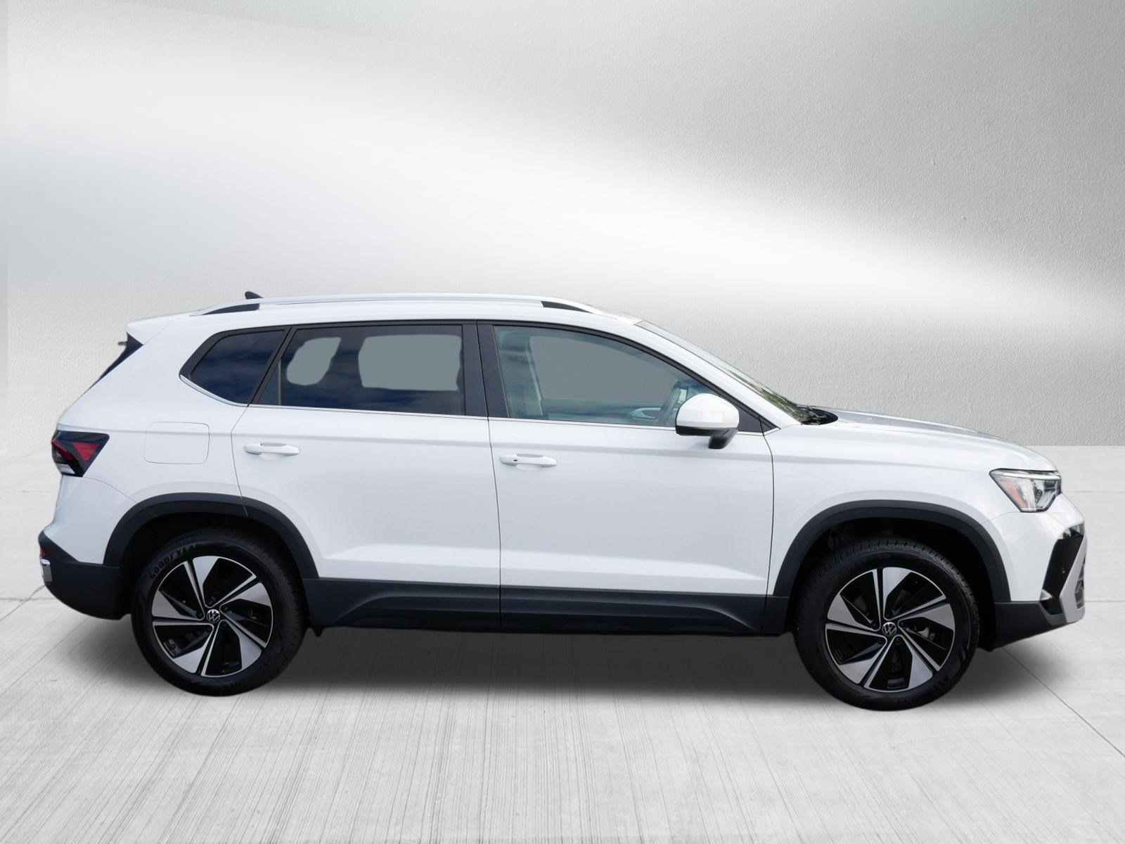 Certified 2025 Volkswagen Taos SE w/ Panoramic Sunroof Package AWD/4WD image 8