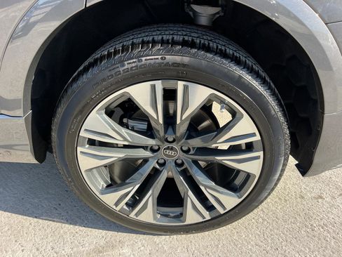 Used 2025 Audi Q8 Premium image 20