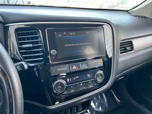 Used 2018 Mitsubishi Outlander SE image 26