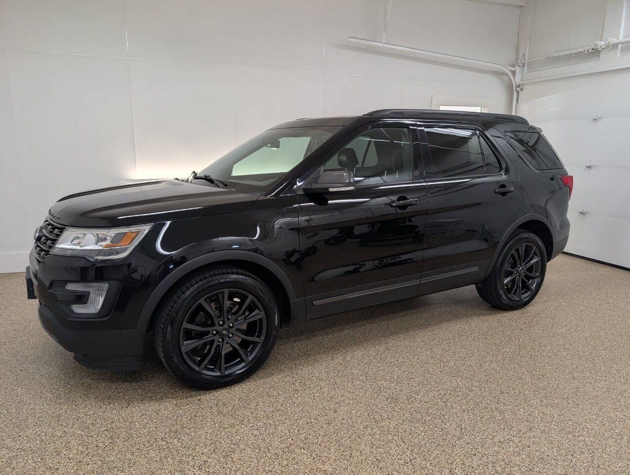 Used 2017 Ford Explorer XLT w/ XLT Technology Feature Bundle AWD/4WD image 1