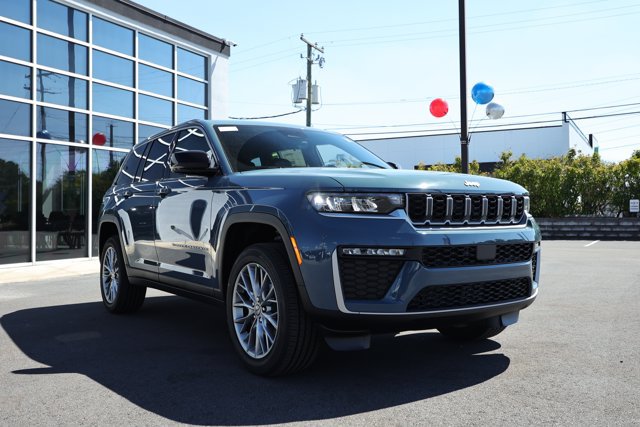 New 2027 Jeep Grand Cherokee Limited RWD image 3