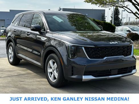 Used 2025 Kia Sorento LX image 1