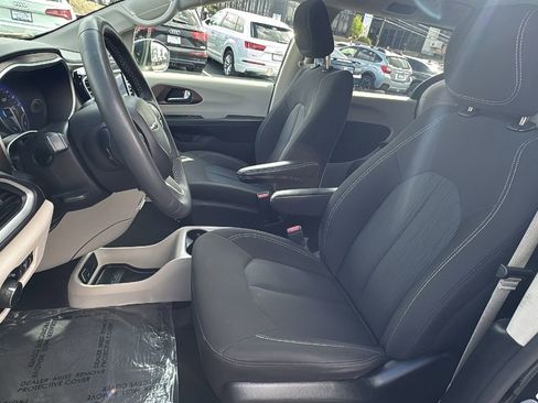 Used 2023 Chrysler Voyager LX image 10