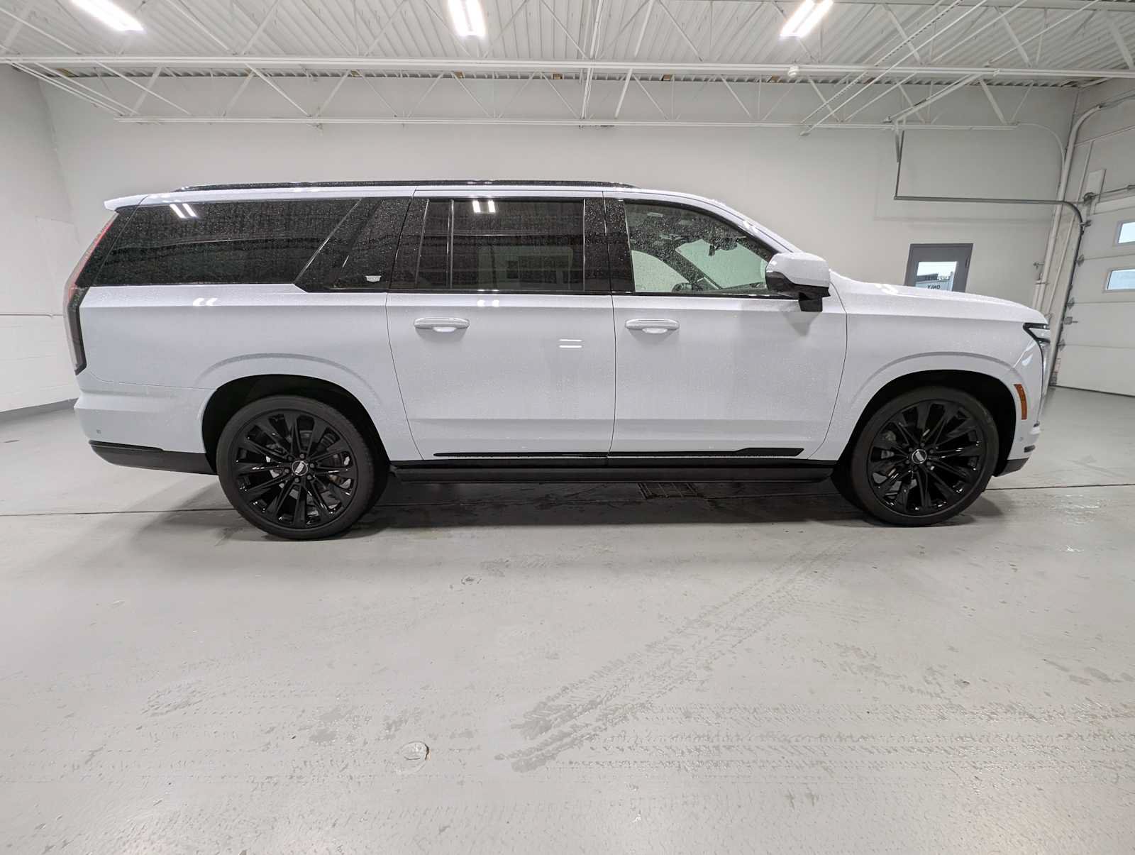 Certified 2026 Cadillac Escalade ESV Platinum Sport w/ LPO, ONYX Package AWD/4WD image 7