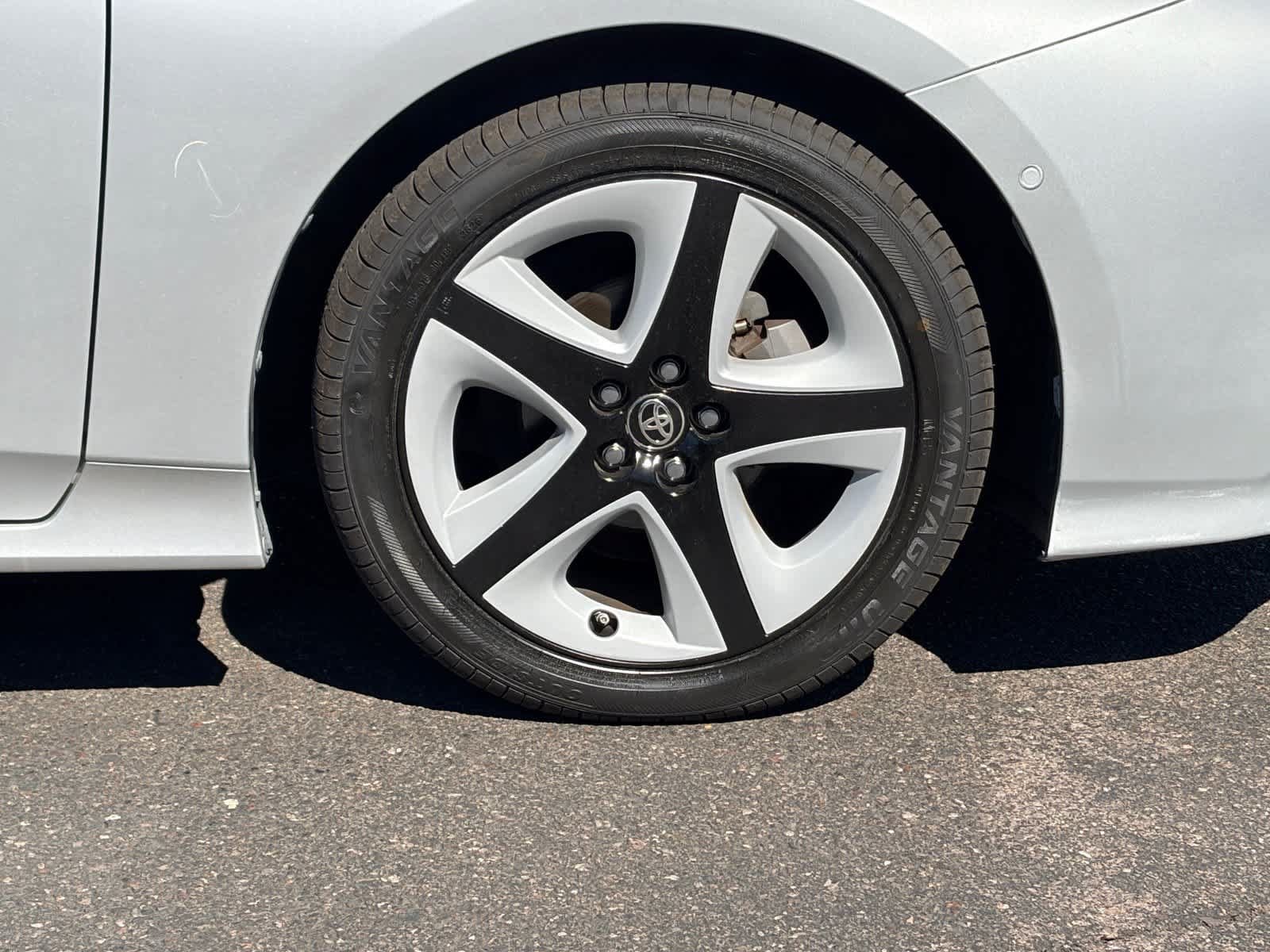 Used 2017 Toyota Prius Three Touring FWD image 5
