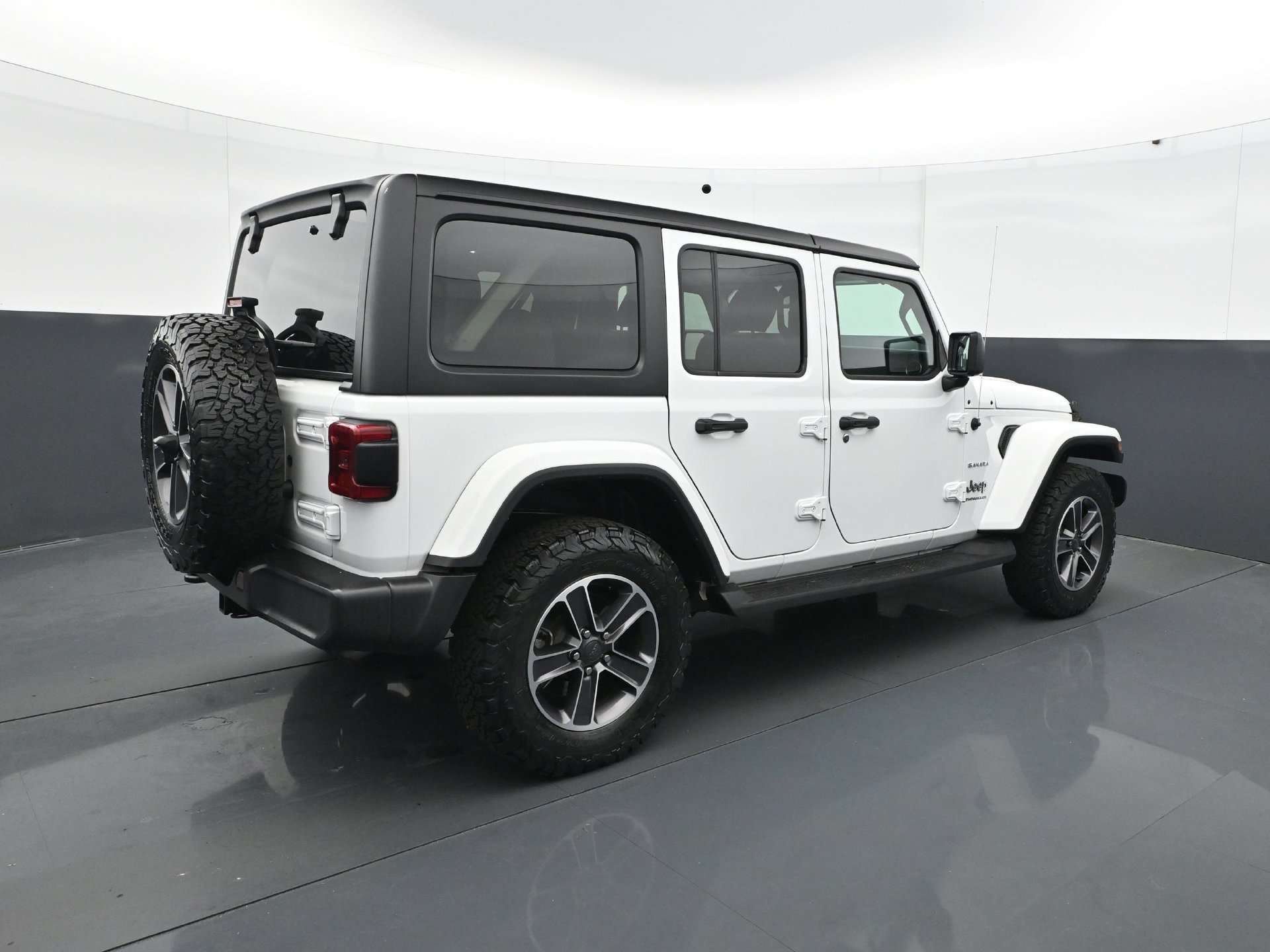 Used 2023 Jeep Wrangler Unlimited Sahara w/ LED Lighting Group AWD/4WD image 7