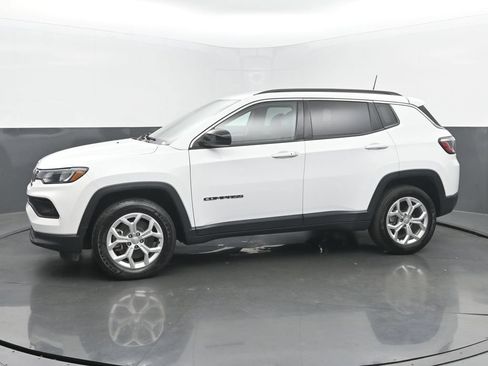 Used 2024 Jeep Compass Latitude AWD/4WD image 2