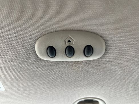 Used 2015 Chrysler Town & Country Touring image 28