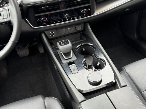 Used 2023 Nissan Rogue SV w/ SV Premium B Package image 15