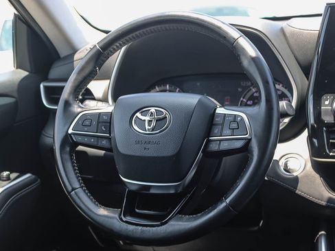 Used 2021 Toyota Highlander XLE FWD image 16