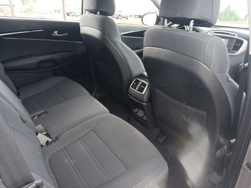 Used 2017 Kia Sorento FWD image 19