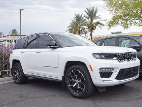 Used 2024 Jeep Grand Cherokee Summit AWD/4WD image 3