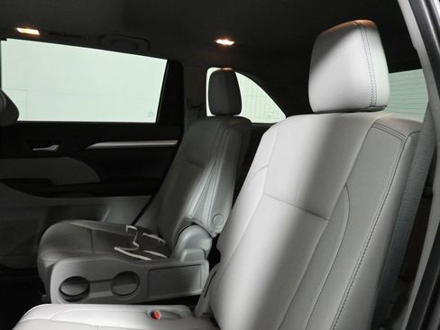 Used 2019 Toyota Highlander XLE image 4