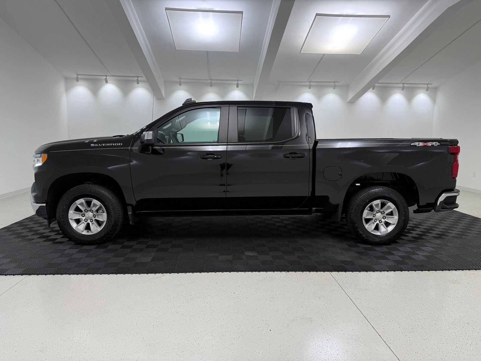 Used 2023 Chevrolet Silverado 1500 LT AWD/4WD image 3