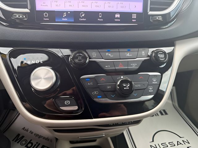 Used 2024 Chrysler Pacifica Touring-L FWD image 18