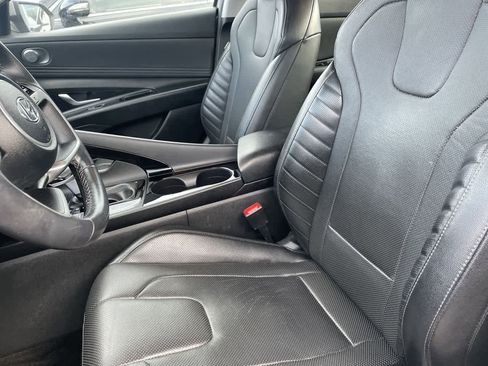 Used 2023 Hyundai Elantra Limited image 12