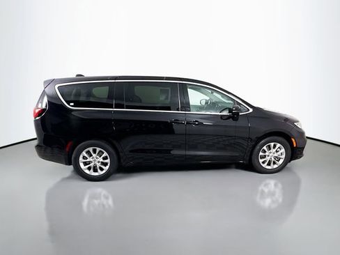 Used 2024 Chrysler Pacifica Touring-L AWD/4WD image 8