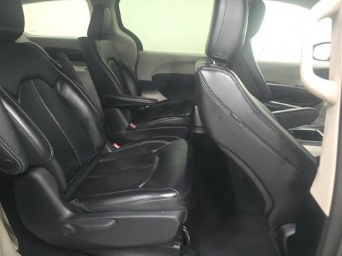 Used 2023 Chrysler Pacifica Touring-L image 6