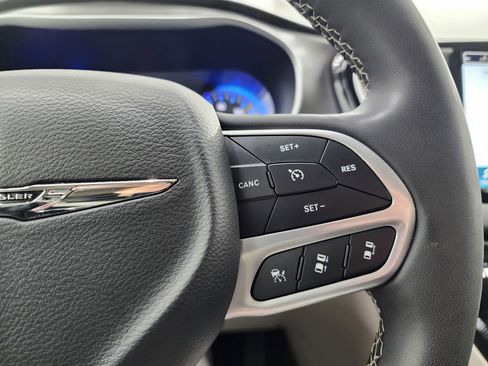 Used 2024 Chrysler Pacifica Touring-L image 15