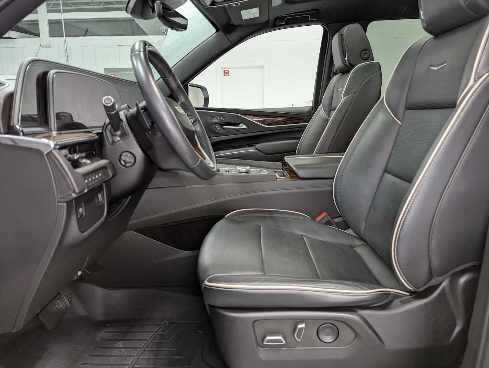 Used 2023 Cadillac Escalade Premium Luxury AWD/4WD image 4