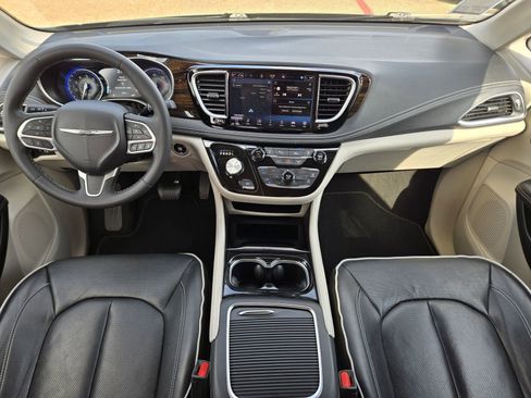 Used 2023 Chrysler Pacifica Limited image 17