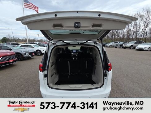 Used 2024 Chrysler Pacifica Touring-L FWD image 30
