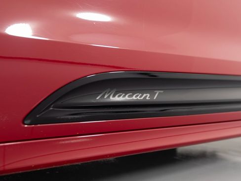 Certified 2025 Porsche Macan Turbo image 39
