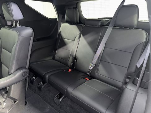 Used 2025 Chevrolet Traverse LT image 18