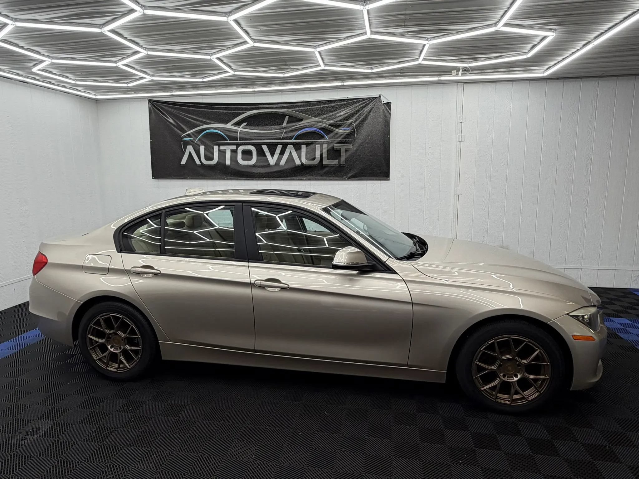 Used 2015 BMW 328i xDrive Sedan AWD/4WD image 2