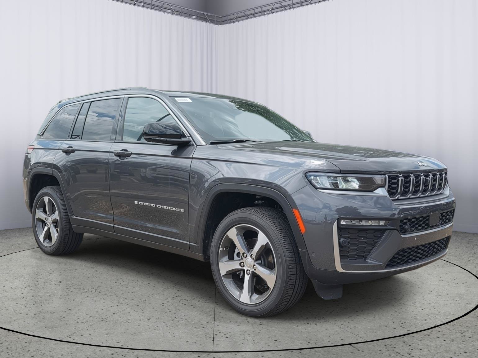 New 2026 Jeep Grand Cherokee Limited w/ Luxury Tech Group II AWD/4WD image 3