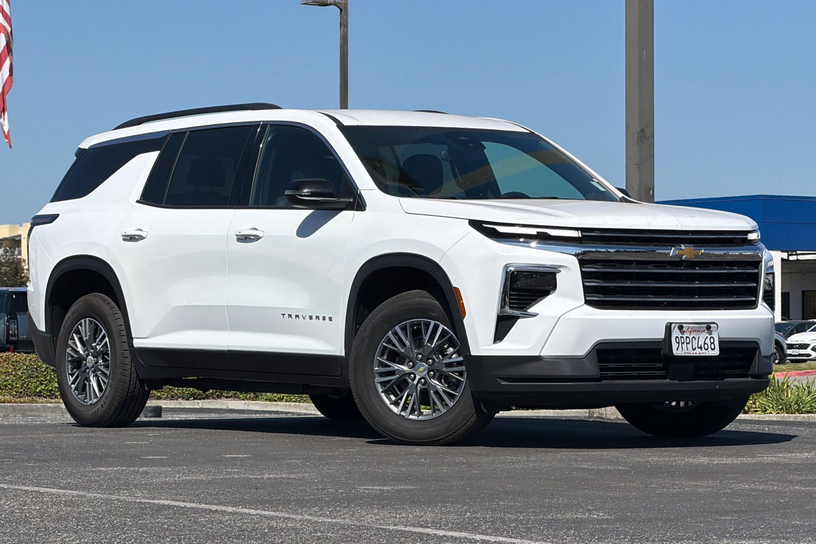 Used 2025 Chevrolet Traverse LT FWD image 2