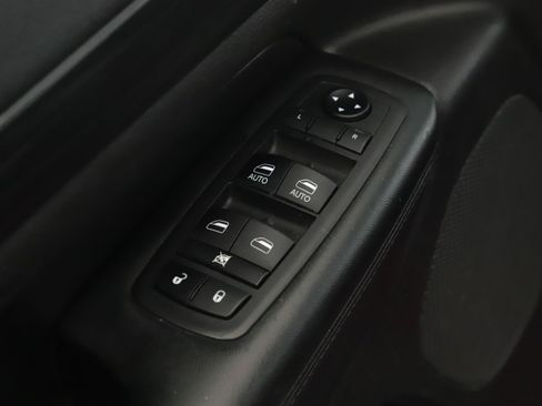 Used 2019 Jeep Grand Cherokee Laredo AWD/4WD image 6