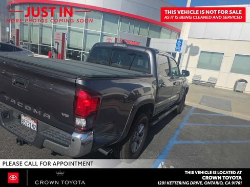 Used 2018 Toyota Tacoma SR5 RWD image 2