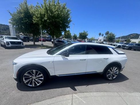 Used 2025 Cadillac Lyriq Luxury w/ LPO, Floor Liner Package AWD/4WD image 5