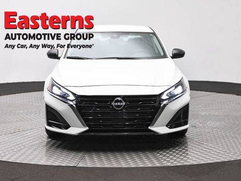 Used 2025 Nissan Altima 2.5 SV FWD image 2