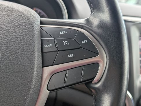 Used 2021 Jeep Grand Cherokee Laredo AWD/4WD image 25