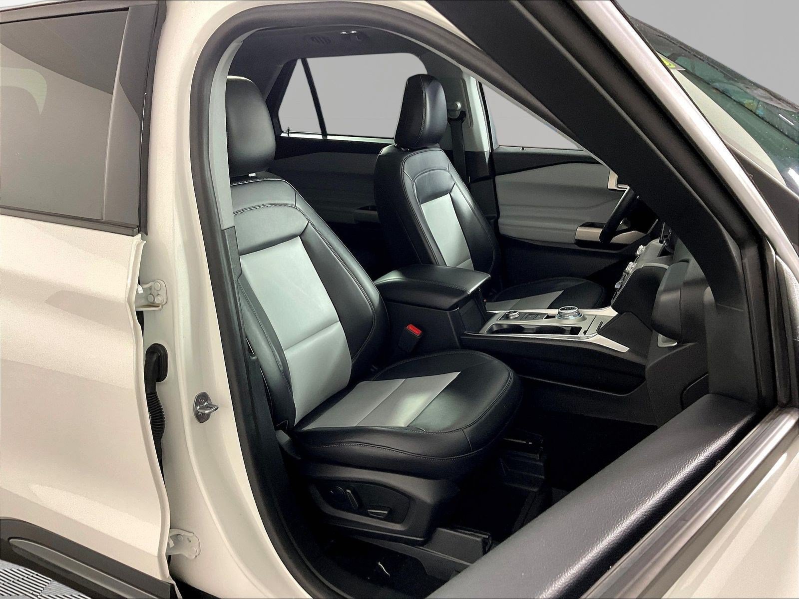 Used 2024 Ford Explorer XLT w/ Equipment Group 202A AWD/4WD image 30