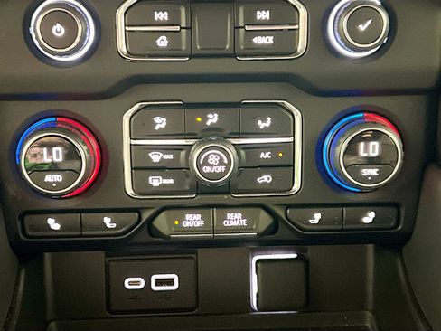 Used 2022 Chevrolet Tahoe Z71 w/ Luxury Package image 12