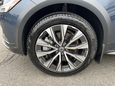 Used 2025 Volvo V90 B6 Cross Country Plus image 8