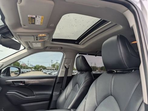 Used 2024 Toyota Highlander Limited FWD image 28