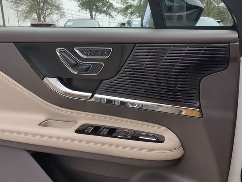 Used 2022 Lincoln Corsair AWD w/ Premium Package image 12