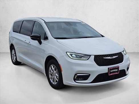 New 2025 Chrysler Pacifica Select image 3