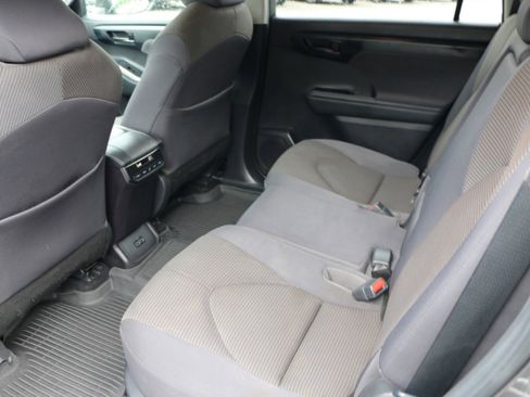 Used 2022 Toyota Highlander LE FWD image 27