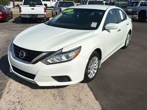 Used 2017 Nissan Altima 2.5 S w/ Interior Lighting Package FWD image 3