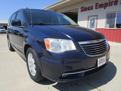 Used 2014 Chrysler Town & Country Touring FWD image 3