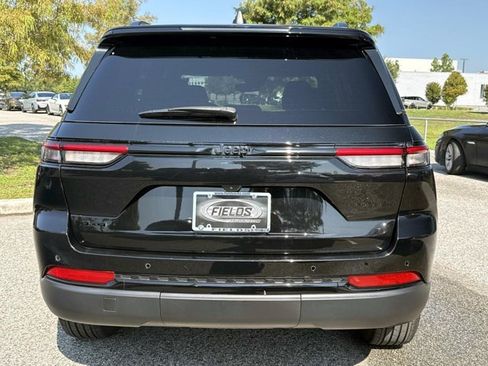 Used 2024 Jeep Grand Cherokee Altitude AWD/4WD image 4